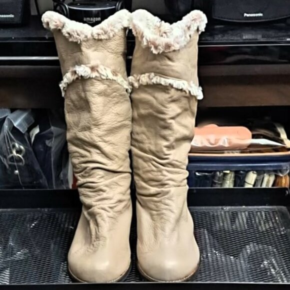 Woman's Genuine Leather Shearling Pull-on Boot Used Like New - Picture 3 of 6
